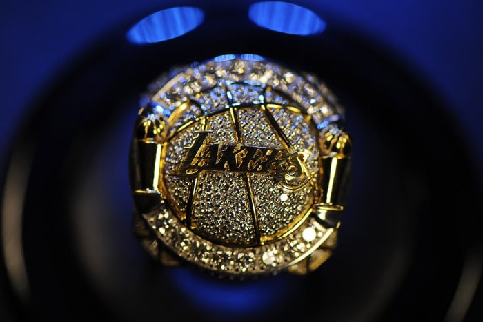 2010-Los-Angeles-Lakers-NBA-Championship-ring.jpg
